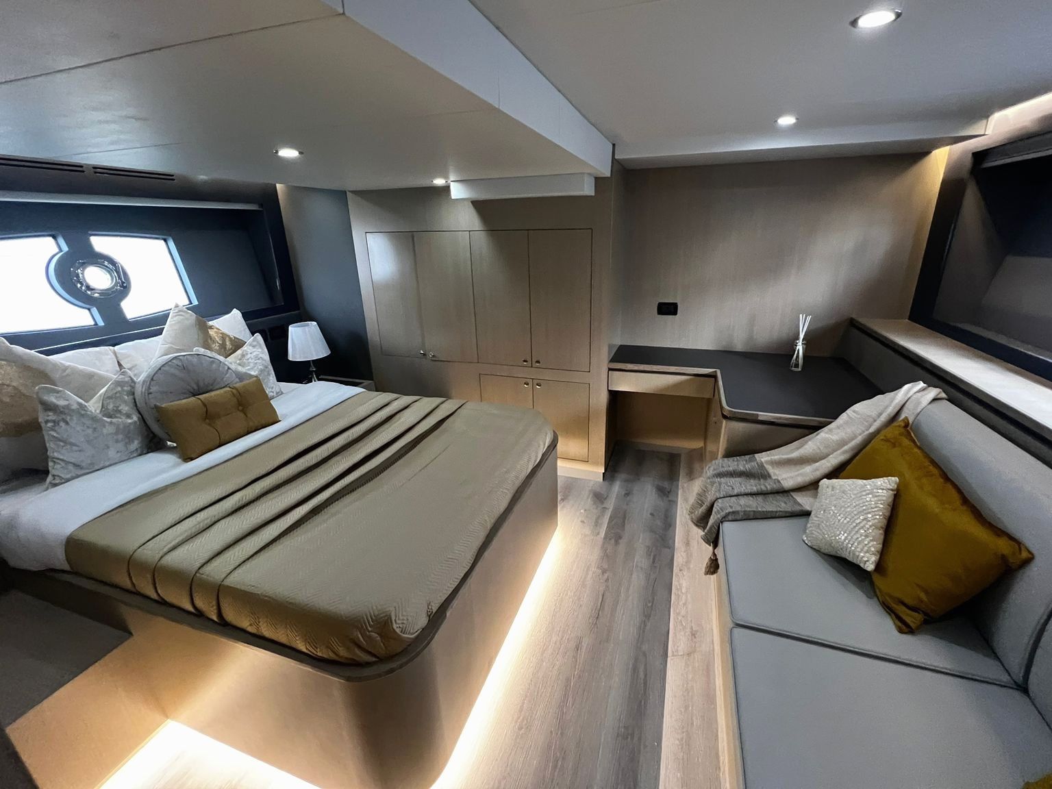 52 ft Sky Walker Ava, photo 4